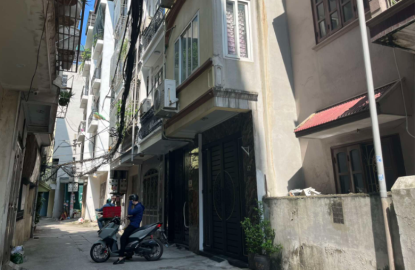 Hà Nội: Giá bất động sản tăng từng ngày, nửa đêm khách vẫn đội mưa đi mua nhà
